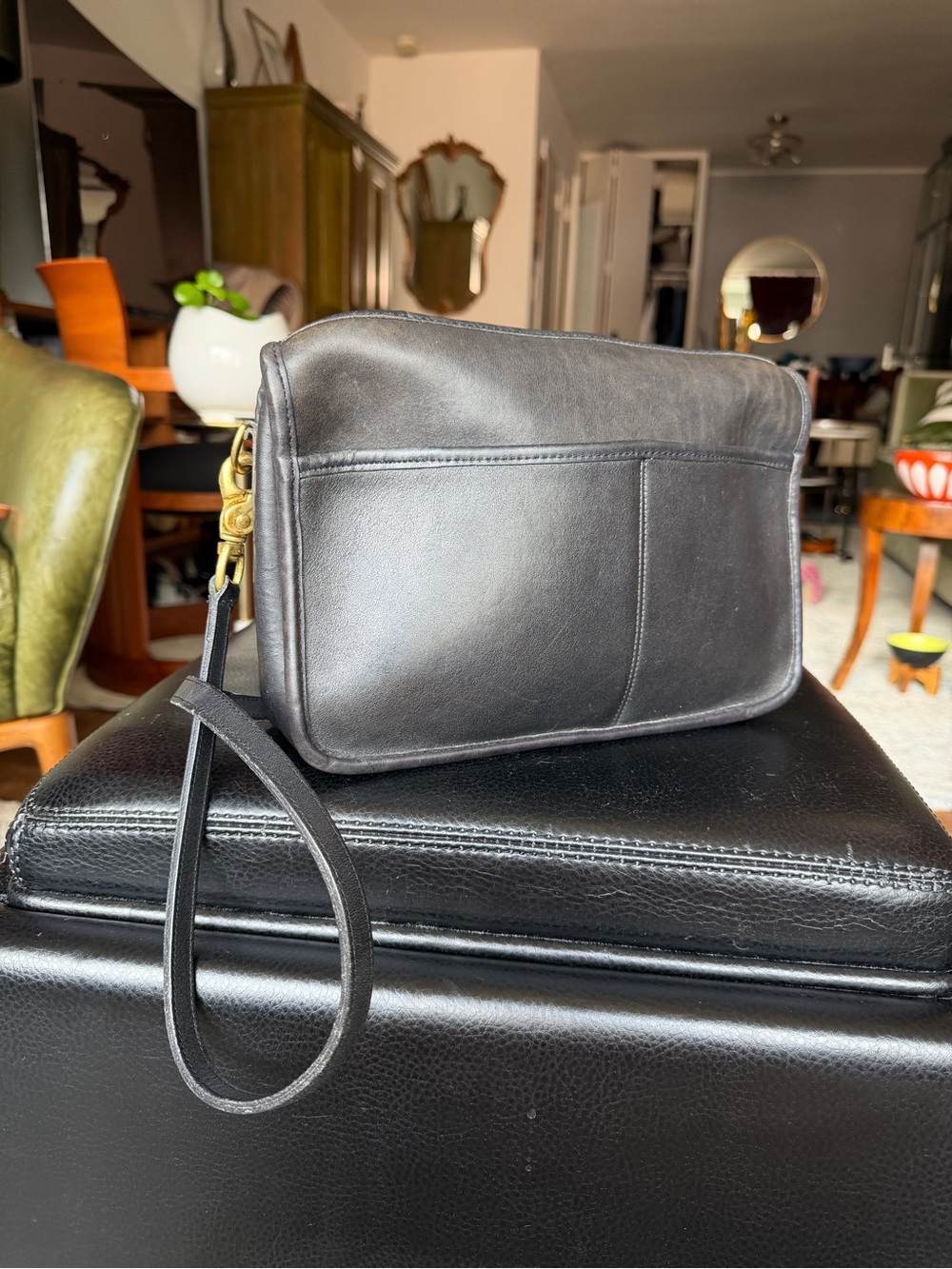 Women’s Black NYC Sjoukder Bag with removable strap